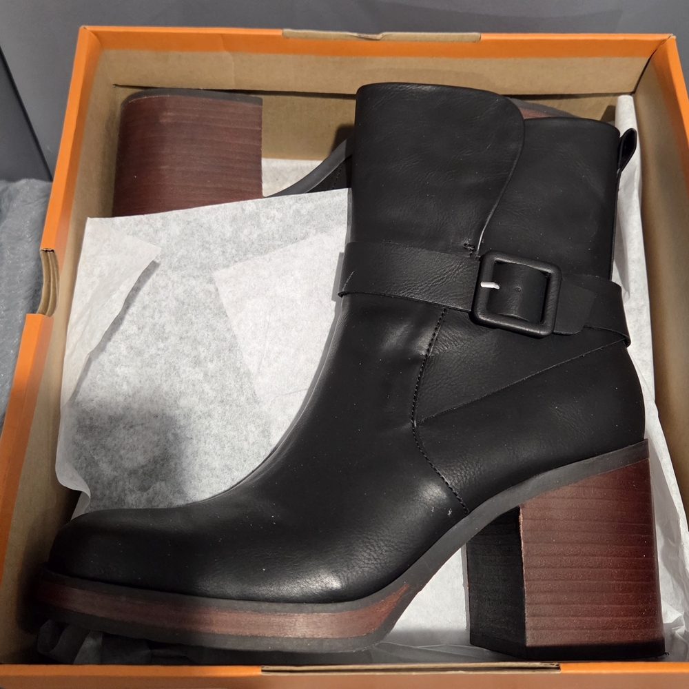 Korks Black Leather Ankle Boots